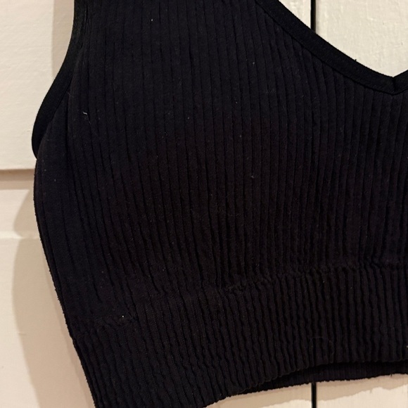 Black Ribbed V-Neck Aerie Crop Top/ Bean - Picture 5 of 6